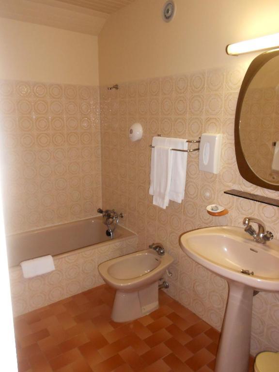 Hotel Les Barnieres Гилестр Стая снимка